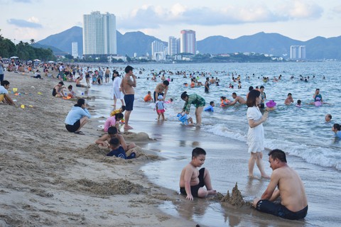 Khách đi tour đảo, tắm biển Nha Trang chưa đông - Ảnh 3. Khách đi tour đảo, tắm biển Nha Trang chưa đông - Ảnh 3.