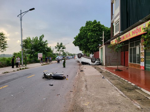 Xe đậu bên lề đường, bị xe bán tải tông vào đuôi, văng khỏi xe tử vong - Ảnh 1. Xe đậu bên lề đường, bị xe bán tải tông vào đuôi, văng khỏi xe tử vong - Ảnh 1.