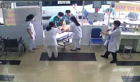 15 giây cứu người đàn ông hóc bánh trung thu ngay cổng khoa cấp cứu - Ảnh 1. 15 giây cứu người đàn ông hóc bánh trung thu ngay cổng khoa cấp cứu - Ảnh 1.
