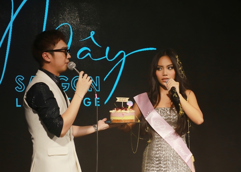 Lương Bích Hữu hát ‘Thần Tài đến’ bằng tiếng Hoa làm khán giả thích thú - Ảnh 1. Lương Bích Hữu hát ‘Thần Tài đến’ bằng tiếng Hoa làm khán giả thích thú - Ảnh 1.