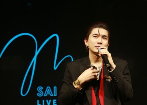 Lương Bích Hữu hát ‘Thần Tài đến’ bằng tiếng Hoa làm khán giả thích thú - Ảnh 7. Lương Bích Hữu hát ‘Thần Tài đến’ bằng tiếng Hoa làm khán giả thích thú - Ảnh 7.