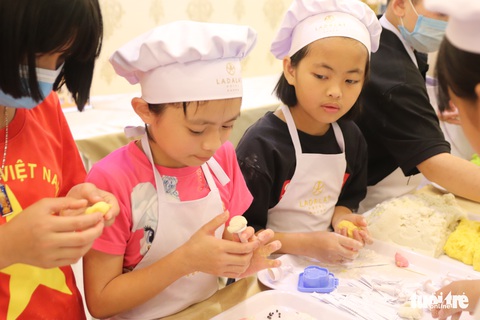 Trẻ em Làng SOS Đà Lạt đón Trung thu với tiệc 5 sao - Ảnh 2. Trẻ em Làng SOS Đà Lạt đón Trung thu với tiệc 5 sao - Ảnh 2.