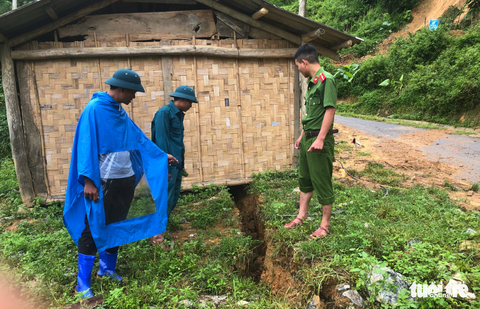 Nứt đất rộng cả gang tay kéo dài khắp làng biên giới ở Nghệ An - Ảnh 1. Nứt đất rộng cả gang tay kéo dài khắp làng biên giới ở Nghệ An - Ảnh 1.