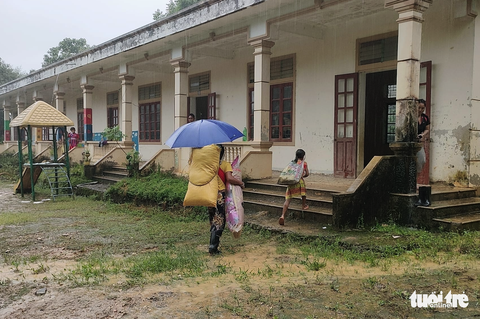 Nứt đất rộng cả gang tay kéo dài khắp làng biên giới ở Nghệ An - Ảnh 2. Nứt đất rộng cả gang tay kéo dài khắp làng biên giới ở Nghệ An - Ảnh 2.