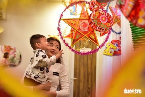 Trăng lên, ngồi nhớ hồi nhỏ tự làm lồng đèn, rước đi khắp xóm - Ảnh 1. Trăng lên, ngồi nhớ hồi nhỏ tự làm lồng đèn, rước đi khắp xóm - Ảnh 1.