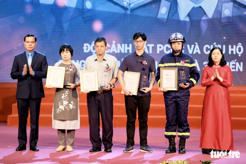 3 chiến sĩ phòng cháy chữa cháy được vinh danh trong chương trình Vinh quang Việt Nam 2022 - Ảnh 1. 3 chiến sĩ phòng cháy chữa cháy được vinh danh trong chương trình Vinh quang Việt Nam 2022 - Ảnh 1.