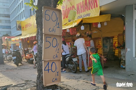 Bánh trung thu đến giờ mua 1 tặng 4 - Ảnh 1. Bánh trung thu đến giờ mua 1 tặng 4 - Ảnh 1.