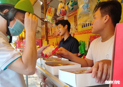 Bánh trung thu đến giờ mua 1 tặng 4 - Ảnh 2. Bánh trung thu đến giờ mua 1 tặng 4 - Ảnh 2.