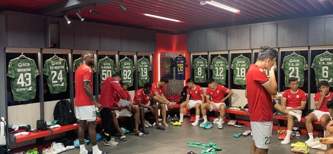 Bên trong phòng thay đồ các CLB ở V-League: Niềm vui vẫn chưa trọn - Ảnh 1. Bên trong phòng thay đồ các CLB ở V-League: Niềm vui vẫn chưa trọn - Ảnh 1.