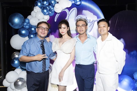 Lương Bích Hữu hát ‘Thần Tài đến’ bằng tiếng Hoa làm khán giả thích thú - Ảnh 2. Lương Bích Hữu hát ‘Thần Tài đến’ bằng tiếng Hoa làm khán giả thích thú - Ảnh 2.