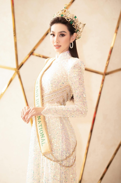 Hoa hậu Thùy Tiên nêu 2 Facebooker đăng ảnh, ám chỉ liên quan đường dây bán dâm - Ảnh 1. Hoa hậu Thùy Tiên nêu 2 Facebooker đăng ảnh, ám chỉ liên quan đường dây bán dâm - Ảnh 1.