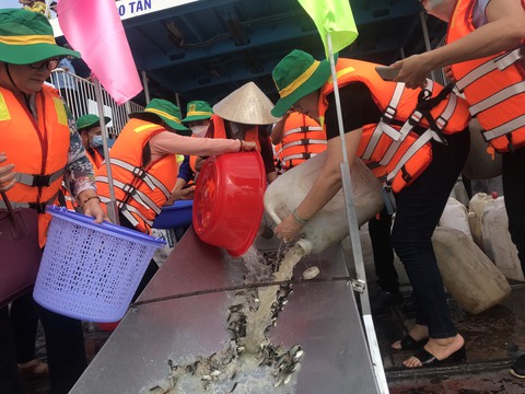 Thả 5 tấn cá để tái tạo nguồn giống thủy sản trên sông Hậu - Ảnh 2. Thả 5 tấn cá để tái tạo nguồn giống thủy sản trên sông Hậu - Ảnh 2.