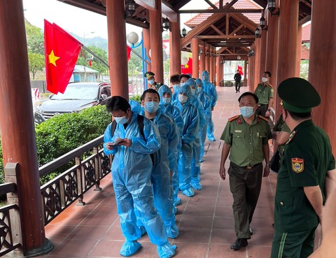 Công an TP.HCM tiếp tục trục xuất 14 người nước ngoài nhập cảnh trái phép - Ảnh 1. Công an TP.HCM tiếp tục trục xuất 14 người nước ngoài nhập cảnh trái phép - Ảnh 1.