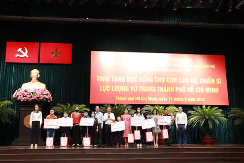 Nguyên Phó thủ tướng thường trực Trương Hòa Bình tặng học bổng cho con em lực lượng vũ trang TP - Ảnh 1. Nguyên Phó thủ tướng thường trực Trương Hòa Bình tặng học bổng cho con em lực lượng vũ trang TP - Ảnh 1.
