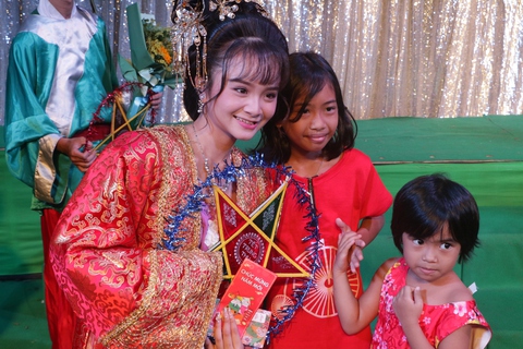 Tú Sương cổ vũ con gái Hồng Quyên diễn cho Đồng ấu Bạch Long - Ảnh 2. Tú Sương cổ vũ con gái Hồng Quyên diễn cho Đồng ấu Bạch Long - Ảnh 2.