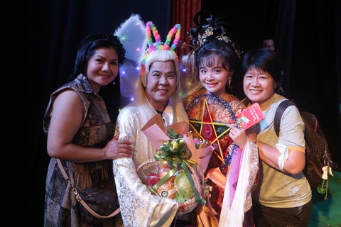 Tú Sương cổ vũ con gái Hồng Quyên diễn cho Đồng ấu Bạch Long - Ảnh 1. Tú Sương cổ vũ con gái Hồng Quyên diễn cho Đồng ấu Bạch Long - Ảnh 1.