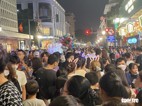 Đêm Trung thu, giá gửi xe máy ở trung tâm Hà Nội bị hét lên 50.000 đồng/lượt - Ảnh 1. Đêm Trung thu, giá gửi xe máy ở trung tâm Hà Nội bị hét lên 50.000 đồng/lượt - Ảnh 1.