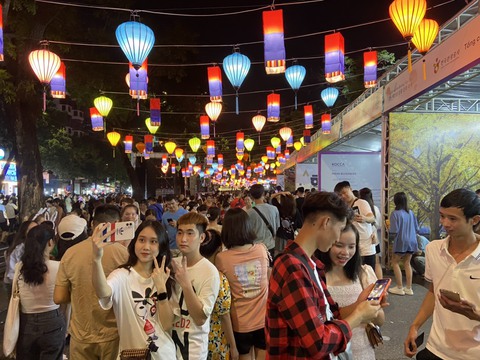 Đức Phúc, Hoàng Thùy Linh, Hyolyn và nhóm MCND ‘đốt cháy’ sân khấu Trung thu hồ Hoàn Kiếm - Ảnh 6. Đức Phúc, Hoàng Thùy Linh, Hyolyn và nhóm MCND ‘đốt cháy’ sân khấu Trung thu hồ Hoàn Kiếm - Ảnh 6.