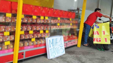 Bánh trung thu giá rẻ còn hạn sử dụng liệu có an toàn? - Ảnh 1. Bánh trung thu giá rẻ còn hạn sử dụng liệu có an toàn? - Ảnh 1.