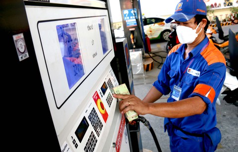 Tin tức sáng 22-9: - Ảnh 2. Nhân viên cây xăng đang chuẩn bị bơm xăng cho khách - Ảnh: T.T.
