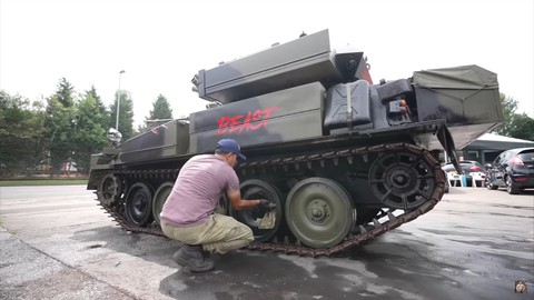 Lực sĩ khỏe nhất thế giới đem xe tăng đi rửa: Phải cầm ô vì không ngồi vừa bên trong xe - Ảnh 3. Lực sĩ khỏe nhất thế giới đem xe tăng đi rửa: Phải cầm ô vì không ngồi vừa bên trong xe - Ảnh 3.