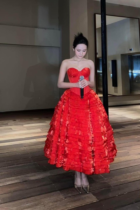 Vừa tái xuất, Hiền Hồ đã nhận đủ gạch đá để... xây biệt thự - Ảnh 1. Vừa tái xuất, Hiền Hồ đã nhận đủ gạch đá để... xây biệt thự - Ảnh 1.