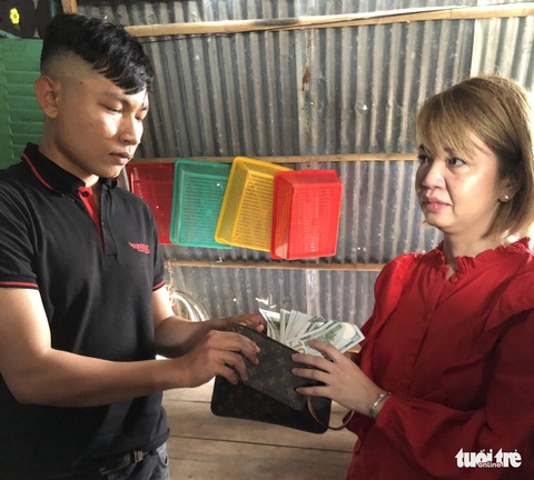 Nam tài xế taxi trả lại ví có 4.000 USD cho nữ Việt kiều Mỹ - Ảnh 1. Nam tài xế taxi trả lại ví có 4.000 USD cho nữ Việt kiều Mỹ - Ảnh 1.