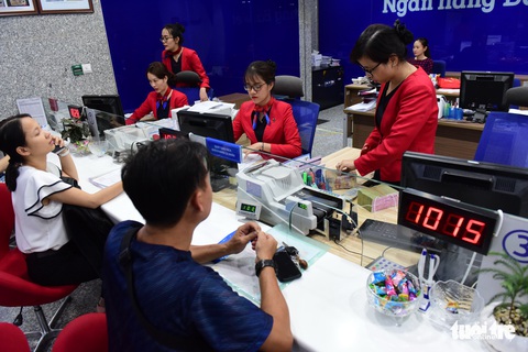 Sau nới room tín dụng: Nhân viên ngân hàng sợ... nghe điện thoại doanh nghiệp - Ảnh 1. Sau nới room tín dụng: Nhân viên ngân hàng sợ... nghe điện thoại doanh nghiệp - Ảnh 1.