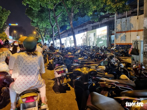 Sau phản ánh của Tuổi Trẻ về gửi xe máy bị hét giá trên trời, quận Hoàn Kiếm chỉ đạo nóng - Ảnh 1. Sau phản ánh của Tuổi Trẻ về gửi xe máy bị hét giá trên trời, quận Hoàn Kiếm chỉ đạo nóng - Ảnh 1.