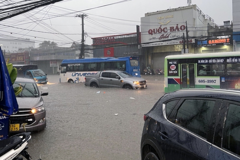 Đồng Nai: Quốc lộ 1 ngập như sông, có đoạn xe máy bị cuốn trôi - Ảnh 1. Đồng Nai: Quốc lộ 1 ngập như sông, có đoạn xe máy bị cuốn trôi - Ảnh 1.
