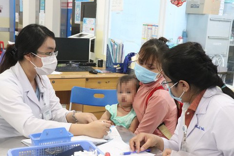 Hàng triệu liều vắc xin ngừa sởi, bạch hầu, ho gà... trong kho nhưng dành tiêm cho trẻ lại hết sạch - Ảnh 1. Hàng triệu liều vắc xin ngừa sởi, bạch hầu, ho gà... trong kho nhưng dành tiêm cho trẻ lại hết sạch - Ảnh 1.
