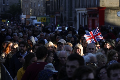 Người dân Scotland xếp hàng đến tận đêm để tiễn biệt Nữ hoàng Elizabeth II - Ảnh 2. Người dân Scotland xếp hàng đến tận đêm để tiễn biệt Nữ hoàng Elizabeth II - Ảnh 2.