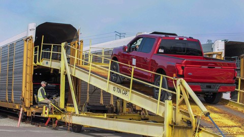 Vì sao Ford khó thuyết phục đại lý dừng bán chênh giá? - Ảnh 2. Vì sao Ford khó thuyết phục đại lý dừng bán chênh giá? - Ảnh 2.