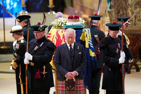 Người dân Scotland xếp hàng đến tận đêm để tiễn biệt Nữ hoàng Elizabeth II - Ảnh 5. Người dân Scotland xếp hàng đến tận đêm để tiễn biệt Nữ hoàng Elizabeth II - Ảnh 5.