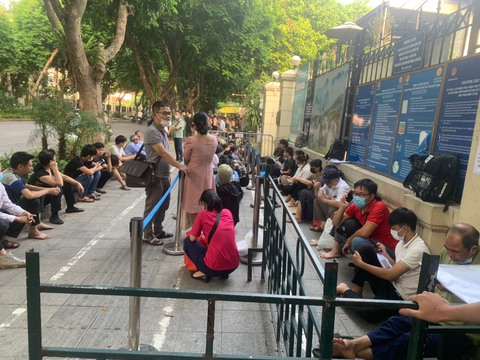 Để không còn những hàng ghế trong đêm mưa trước Cục Lãnh sự, phường làm gì? - Ảnh 2. Để không còn những hàng ghế trong đêm mưa trước Cục Lãnh sự, phường làm gì? - Ảnh 2.