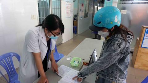 Vắc xin không có ở trạm y tế vì nằm trong kho do vướng thủ tục - Ảnh 1. Vắc xin không có ở trạm y tế vì nằm trong kho do vướng thủ tục - Ảnh 1.