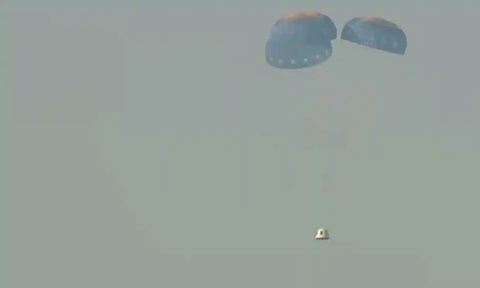 Tên lửa New Shepard của Blue Origin rơi xuống Trái đất, viên nang hạ cánh an toàn - Ảnh 1. Tên lửa New Shepard của Blue Origin rơi xuống Trái đất, viên nang hạ cánh an toàn - Ảnh 1.