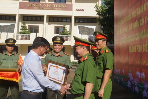 Khen thưởng Công an Đồng Nai phá án nhanh vụ cướp ngân hàng - Ảnh 2. Khen thưởng Công an Đồng Nai phá án nhanh vụ cướp ngân hàng - Ảnh 2.