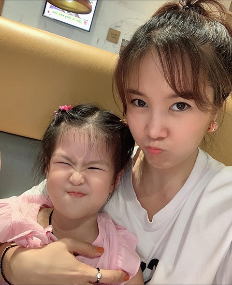 Ảnh vui sao Việt 13-9: Vợ chồng Việt Hương tình tứ bỏ mặc con gái - Ảnh 5. Ảnh vui sao Việt 13-9: Vợ chồng Việt Hương tình tứ bỏ mặc con gái - Ảnh 5.