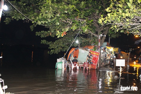 Chiều tối 13-9, TP.HCM triều cường, không biết đâu là đường đâu là kênh, sông - Ảnh 7. Chiều tối 13-9, TP.HCM triều cường, không biết đâu là đường đâu là kênh, sông - Ảnh 7.