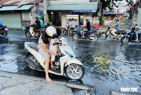 Chiều tối 13-9, TP.HCM triều cường, không biết đâu là đường đâu là kênh, sông - Ảnh 3. Chiều tối 13-9, TP.HCM triều cường, không biết đâu là đường đâu là kênh, sông - Ảnh 3.
