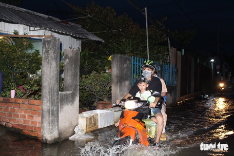 Chiều tối 13-9, TP.HCM triều cường, không biết đâu là đường đâu là kênh, sông - Ảnh 6. Chiều tối 13-9, TP.HCM triều cường, không biết đâu là đường đâu là kênh, sông - Ảnh 6.