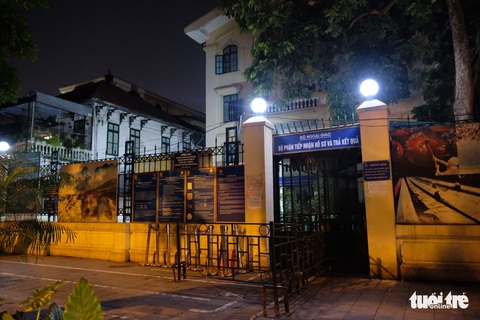 Để không còn những hàng ghế trong đêm mưa trước Cục Lãnh sự, phường làm gì? - Ảnh 1. Để không còn những hàng ghế trong đêm mưa trước Cục Lãnh sự, phường làm gì? - Ảnh 1.