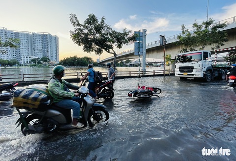 Chiều tối 13-9, TP.HCM triều cường, không biết đâu là đường đâu là kênh, sông - Ảnh 4. Chiều tối 13-9, TP.HCM triều cường, không biết đâu là đường đâu là kênh, sông - Ảnh 4.