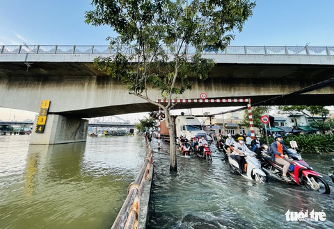 Chiều tối 13-9, TP.HCM triều cường, không biết đâu là đường đâu là kênh, sông - Ảnh 5. Chiều tối 13-9, TP.HCM triều cường, không biết đâu là đường đâu là kênh, sông - Ảnh 5.