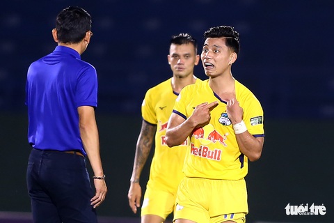 Văn Thanh khoe vết bầm, Công Phượng sửng cồ với cầu thủ B.Bình Dương - Ảnh 1. Văn Thanh khoe vết bầm, Công Phượng sửng cồ với cầu thủ B.Bình Dương - Ảnh 1.