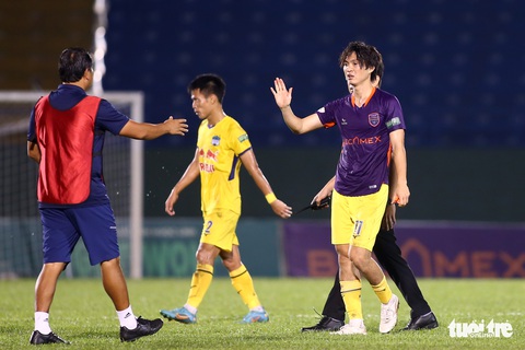 Văn Thanh khoe vết bầm, Công Phượng sửng cồ với cầu thủ B.Bình Dương - Ảnh 7. Văn Thanh khoe vết bầm, Công Phượng sửng cồ với cầu thủ B.Bình Dương - Ảnh 7.