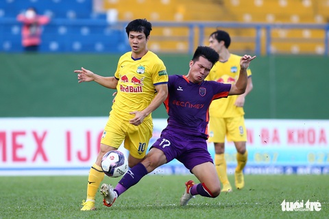 Văn Thanh khoe vết bầm, Công Phượng sửng cồ với cầu thủ B.Bình Dương - Ảnh 2. Văn Thanh khoe vết bầm, Công Phượng sửng cồ với cầu thủ B.Bình Dương - Ảnh 2.