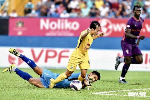 Văn Thanh khoe vết bầm, Công Phượng sửng cồ với cầu thủ B.Bình Dương - Ảnh 5. Văn Thanh khoe vết bầm, Công Phượng sửng cồ với cầu thủ B.Bình Dương - Ảnh 5.