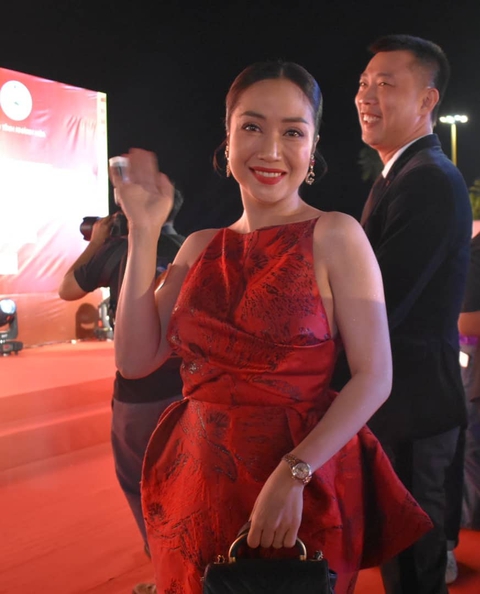 Quyền Linh, Việt Hương và dàn người đẹp VTV đổ bộ thảm đỏ Cánh diều 2021 - Ảnh 9. Quyền Linh, Việt Hương và dàn người đẹp VTV đổ bộ thảm đỏ Cánh diều 2021 - Ảnh 9.